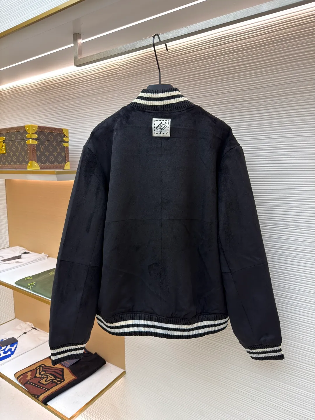 LOUISVUITTON hot-drilled suede sheepskin jacket ●Original version: 50500 purchase and development ●Item number: 1680857-B70 ●Fabric: sheepskin fabric ●Technology: hot-drilled production ●Version: fitted version ●Weight: about 1135 grams ●Size: 46-48-50-52 ●Description: Carefully crafted from custom-made suede black sheepskin imported from Australia, with rhinestones and leather embroidery on the chest, black and white contrasting thread design on the collar, cuffs, and hem, and a snap placket. It can be matched with bottoms of the same season to create a fashionable look, and can be used in various occasions. Customized accessories. The overall wiring is straight and delicate, the fabric is comfortable and soft, and the color is consistent without color difference. It can be matched with the same style to create a fashionable look and control various occasions. Customized accessories, complete with three standards, same style for men and women!